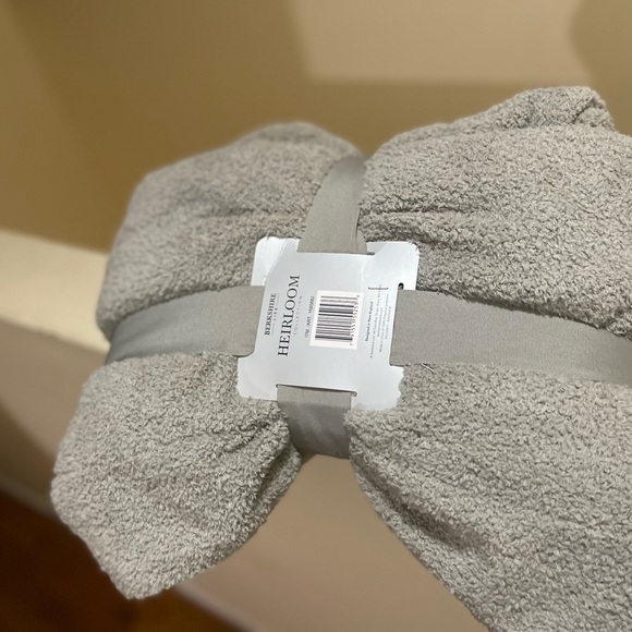 Berkshire Life Heirloom Collection Oversized Throw - Gray - Picture 6 of 6